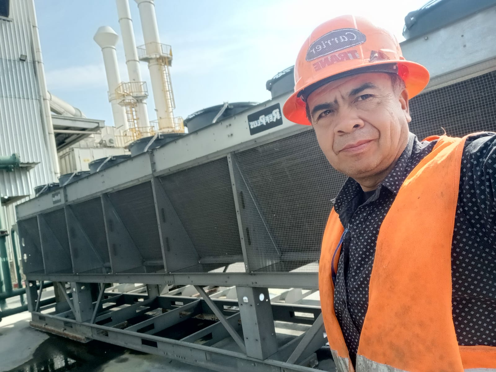 Técnico de Chiller Solutions en equipo industrial
