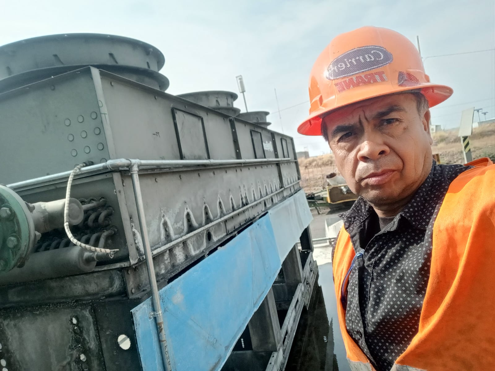 Técnico junto a equipo chiller